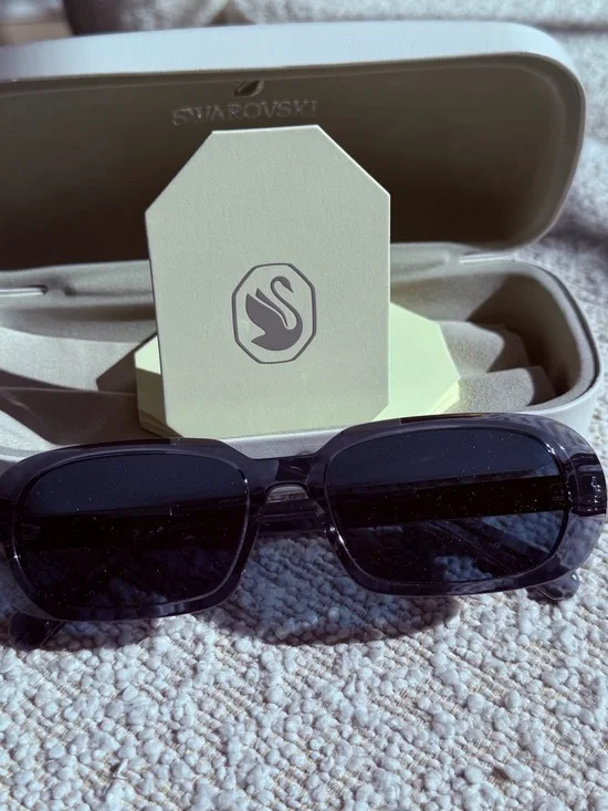 Stunning Swarovski Smoke-Blue Rectangular Sunglasses with baguette crystals ๐๐๐ - Picture 7 of 16